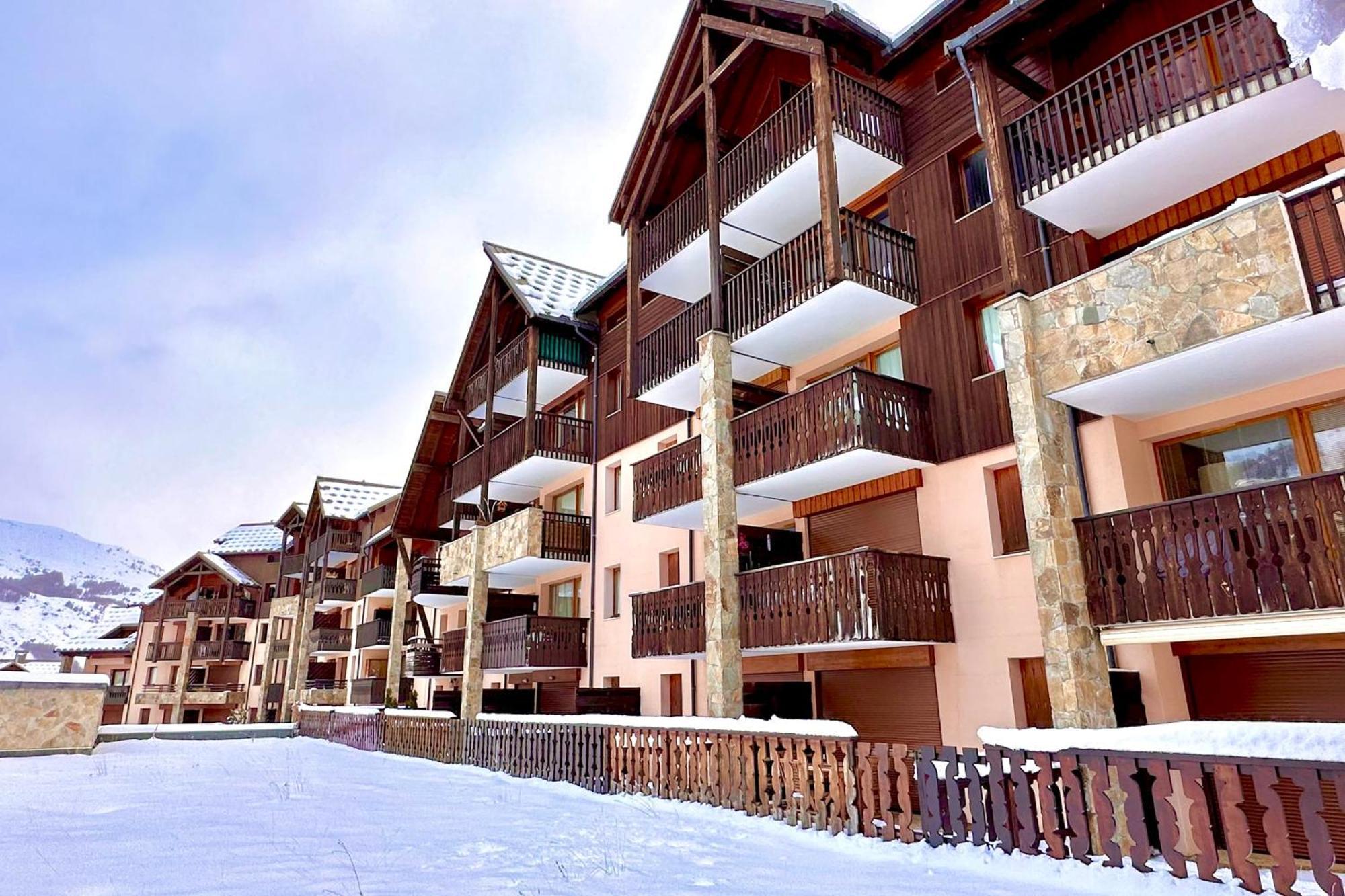 Casa-Amelie Terrace With View And Parking Appartement Vars  Buitenkant foto
